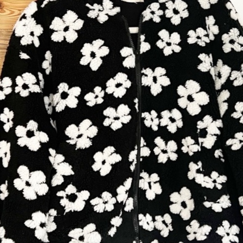 NWT easel Black and White Daisy Hooded Sherpa Teddy Jacket - Picture 4 of 4